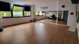 sala donde realizamos los cursos de preparacion al parto, talleres y entrenamiento funcional, pilates, y yoga